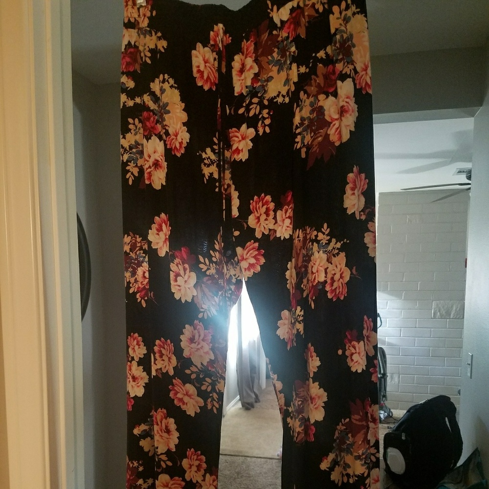 Black floral flowy pants - Picture 3 of 3